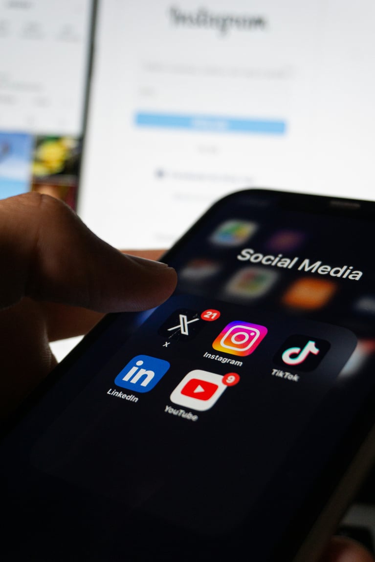 Persona izmanto viedtālruni ar sociālo mediju lietotnēm uz ekrāna.
