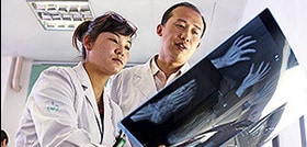 chinese_doctors_with_x_ray_1-280_134_280_134.jpg