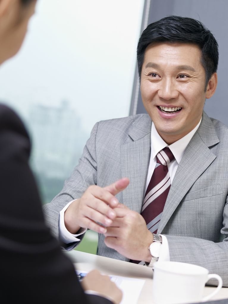 businesspeople_during_conversation_20.jpg