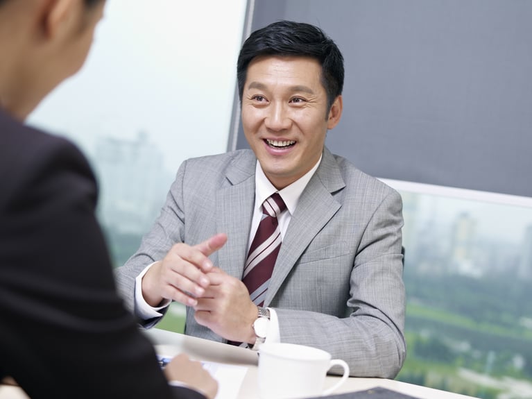 businesspeople_during_conversation_20.jpg