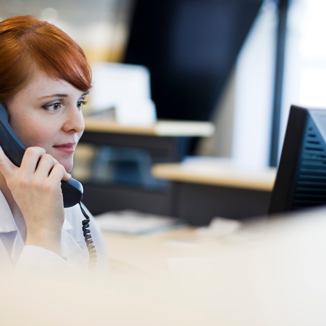 Telefonische Beratung female receptionist talking on