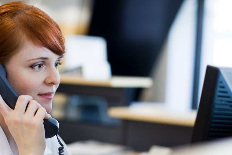 Telefonische Beratung female receptionist talking on