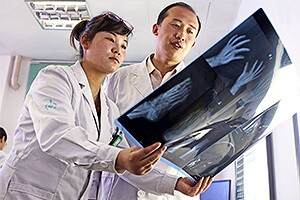 chinese-doctors-with-x-ray-1-300x200-4.jpg