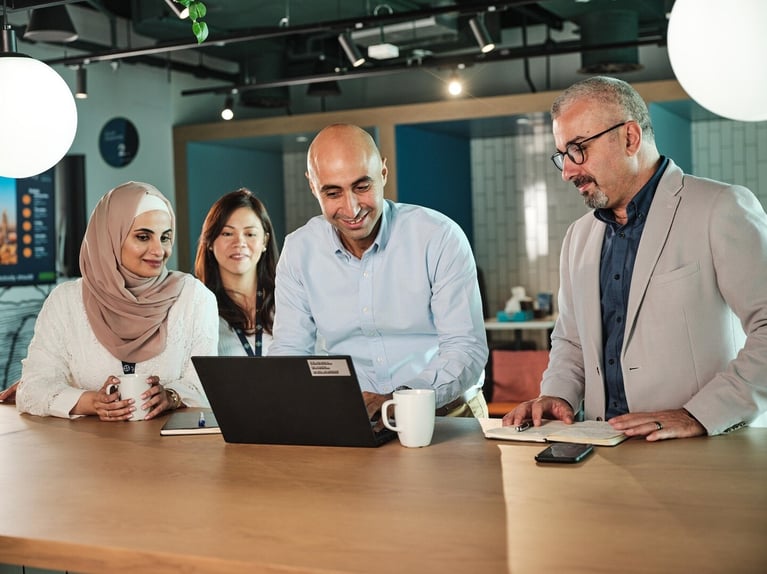 colleagues-meeting-vf.jpg