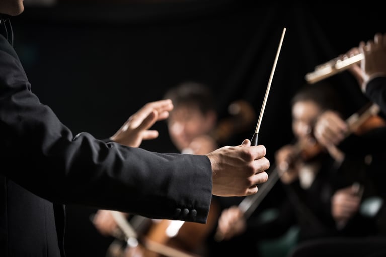 Conductor_with_baton_on_stage.jpg