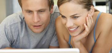 Couple using laptop_0_1.jpg