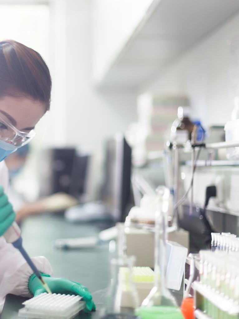 asian_scientist_pipetting_in_a_lab.jpg