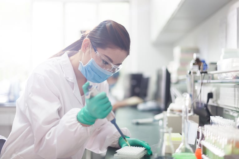 asian_scientist_pipetting_in_a_lab.jpg