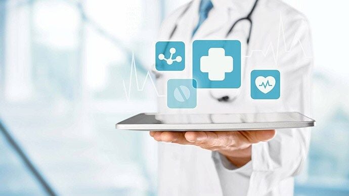 doktor-haelt-tablett-mit-grafiken.jpg