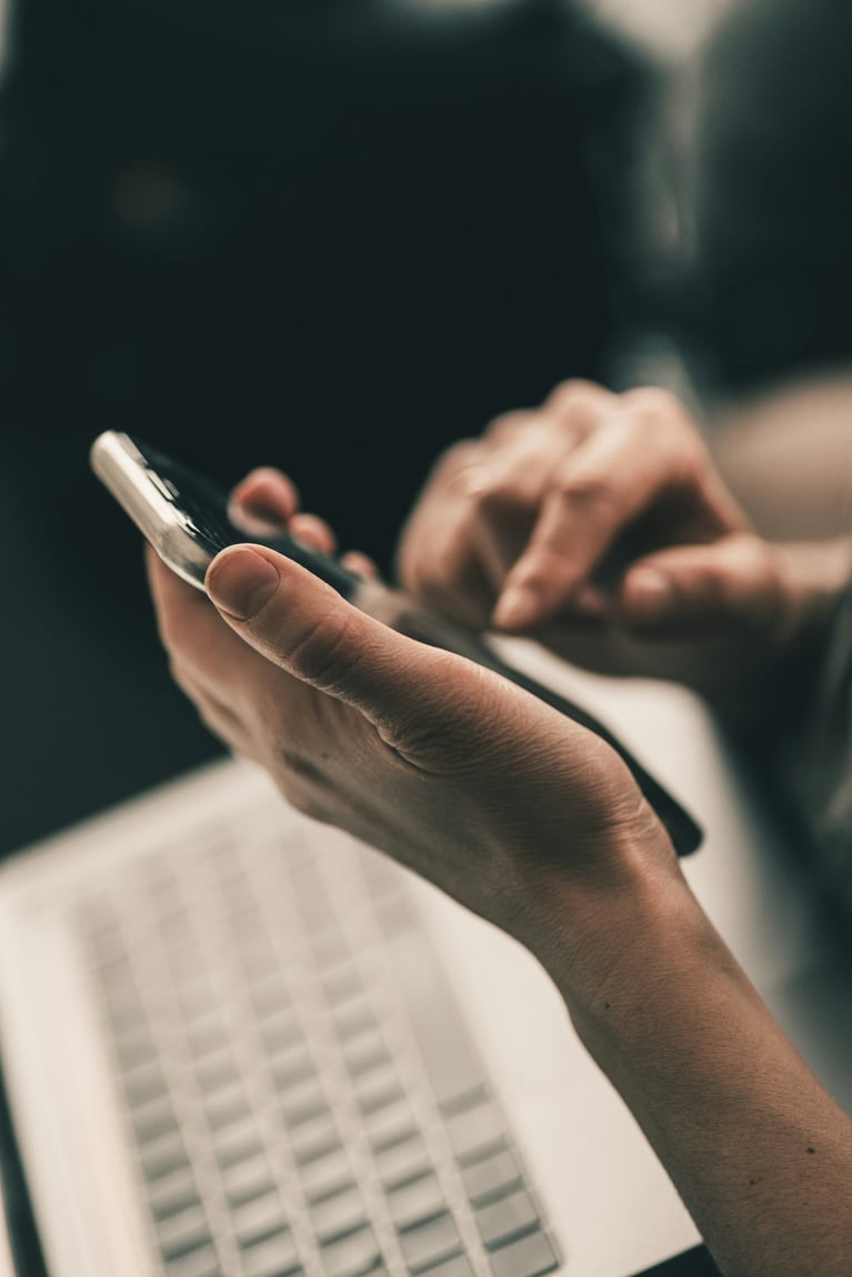 Käeshoitetelefon klaviatuuriga taustal