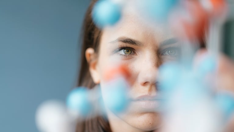 scientifique étudiant un modèle moléculaire