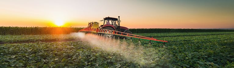 Pesticides pulvérisés sur un champ