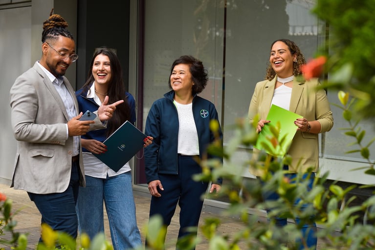quatre collègues discutent à l'extérieur