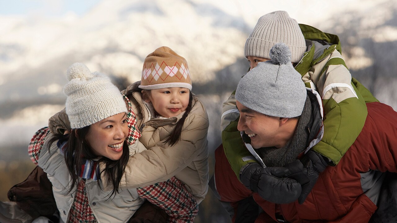 family-hiking-winter-1280x720.jpg