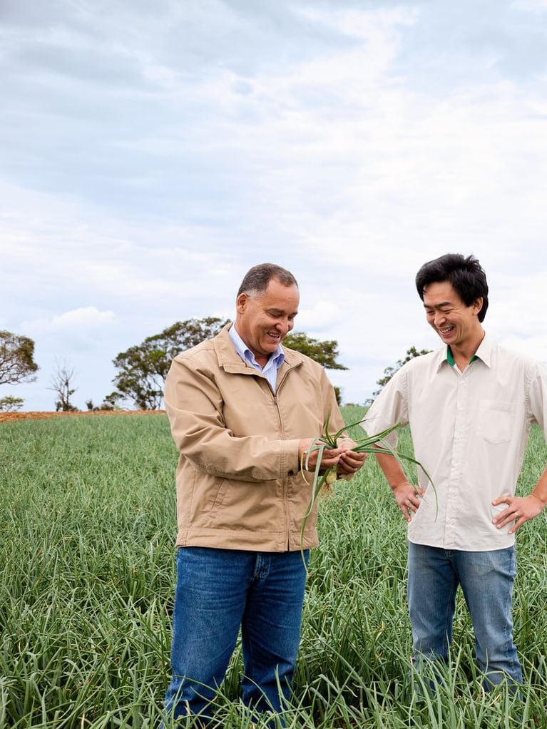 farmer_and_distributor_in_an_onion_field.jpg