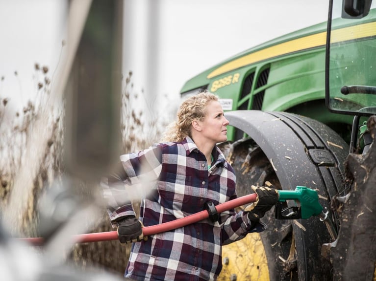 Farmer_fueling_tractor2_0 (1)_0.jpg