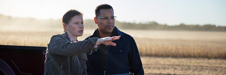 farmers-discussing-in-soy-field.png
