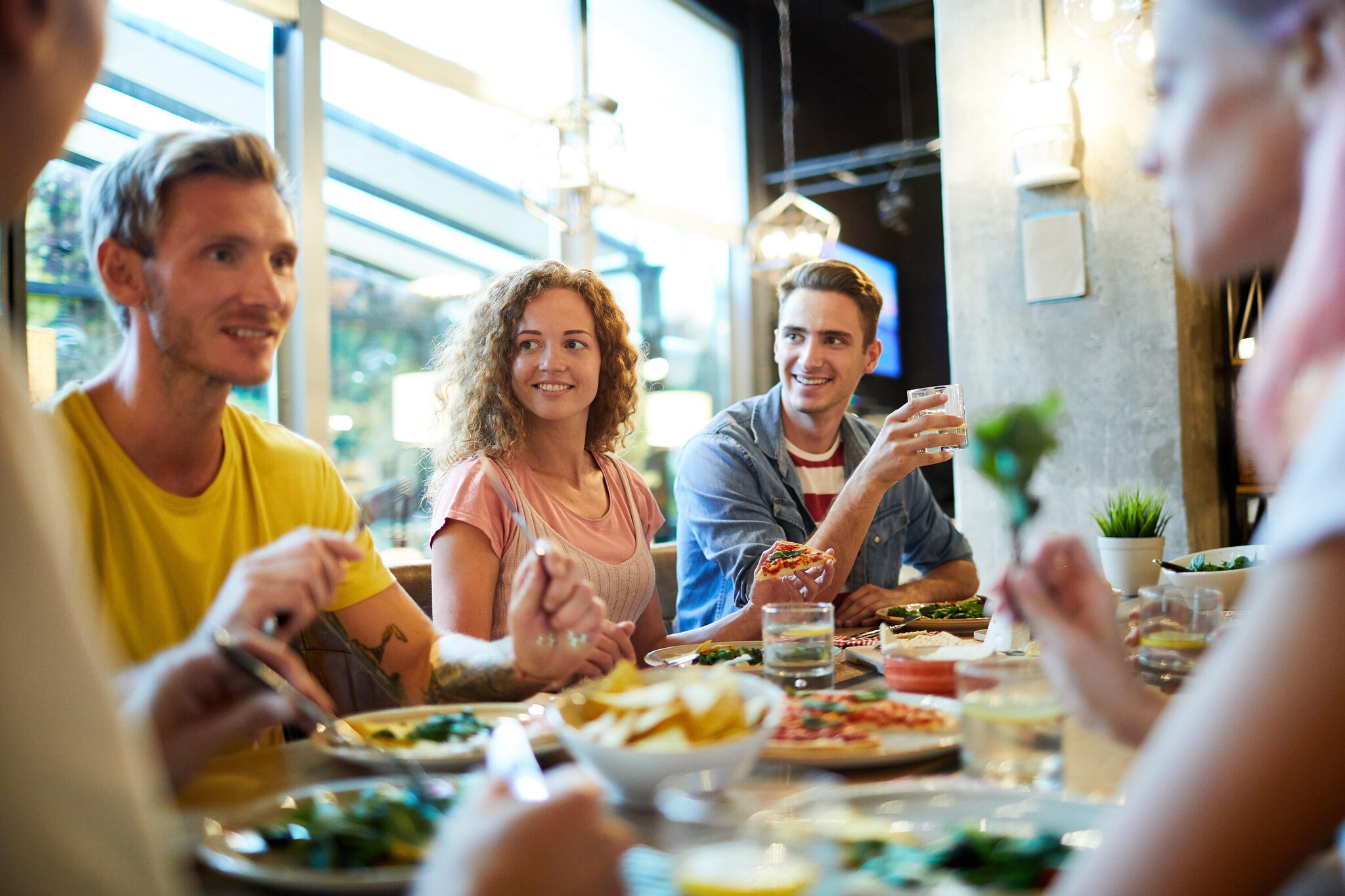 freunde-essen-im-restaurant-2.jpg