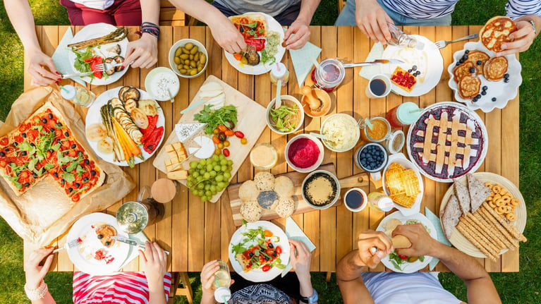 group-of-friends-eating-pizza-16-9-1.jpg