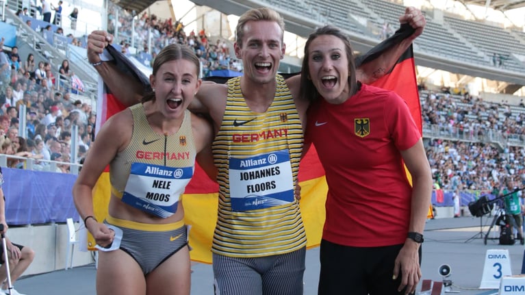 Nele Moos (Bronze), Johannes Floors (Gold) und Irmgard Bensusan (Gold) bei den Para-Weltmeisterschaften 2023 in Paris (v.l.).