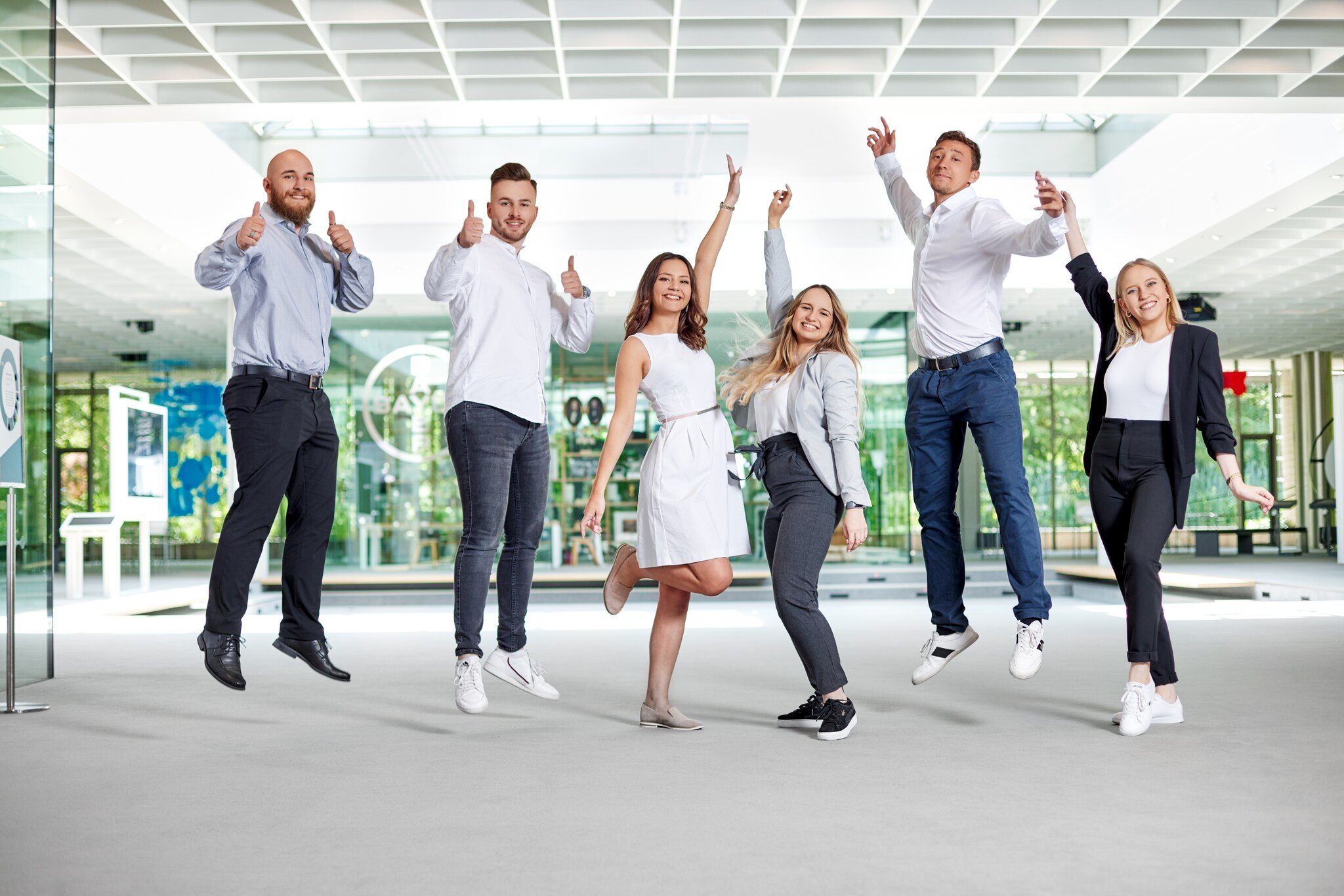 Stagiaires sautant de joie