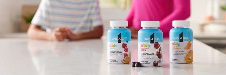 kidsironmultiprobiotic-talentwithproduct-0601.png