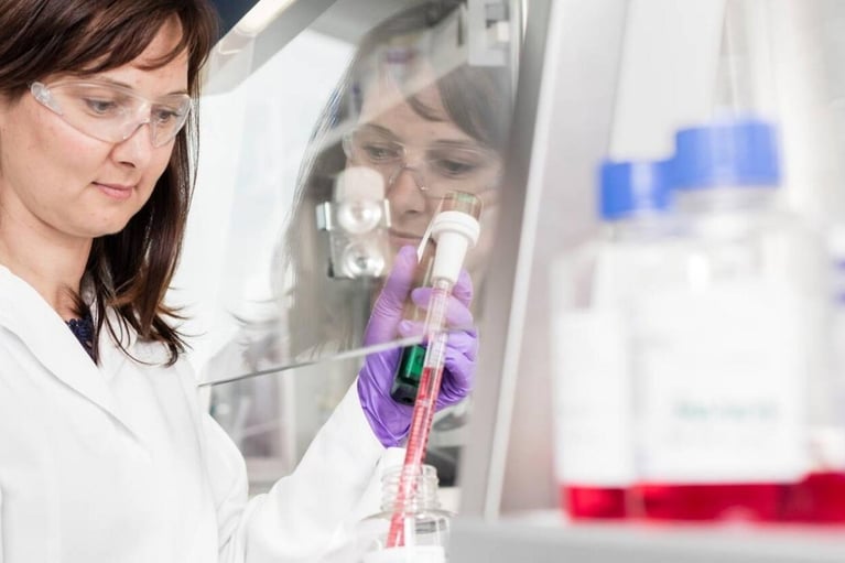 Lab_assistant_pipetting_1.jpg