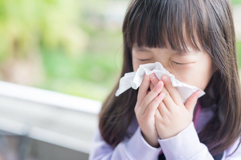 Little_girl_blowing_her_nose.jpg