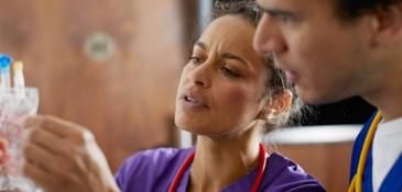 Medical_staff_discussing_51.jpg
