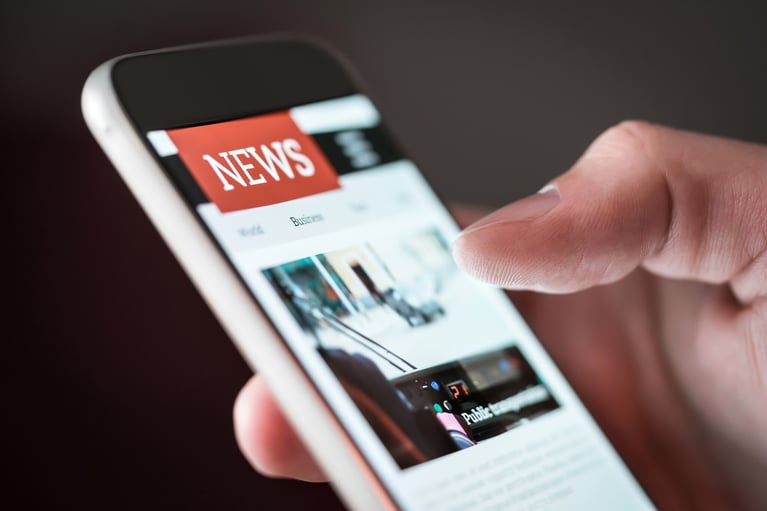 news-application-in-smartphone.jpeg