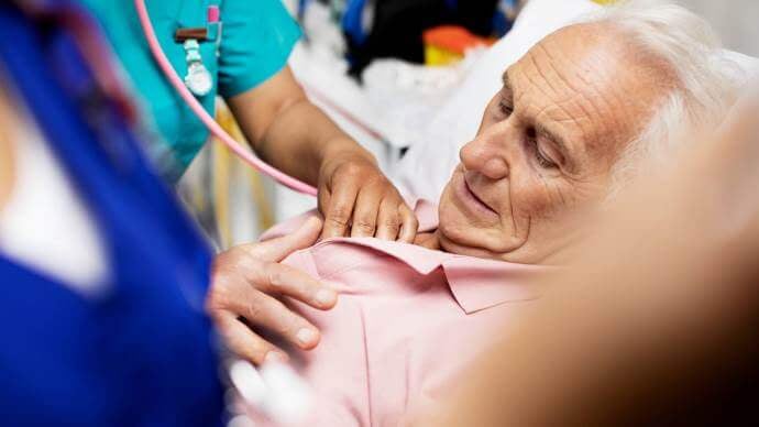 Nurse_listening_to_patients_heartbeat_690x388_1.jpg