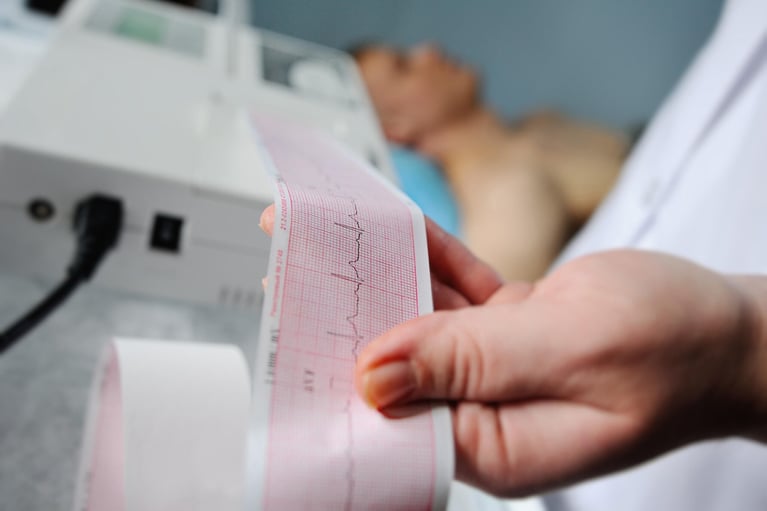 nurse-makes-the-patient-cardiogram.jpg