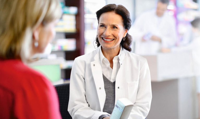 Pharmacist_and_patient_in_a_pharmacy-1280.jpg
