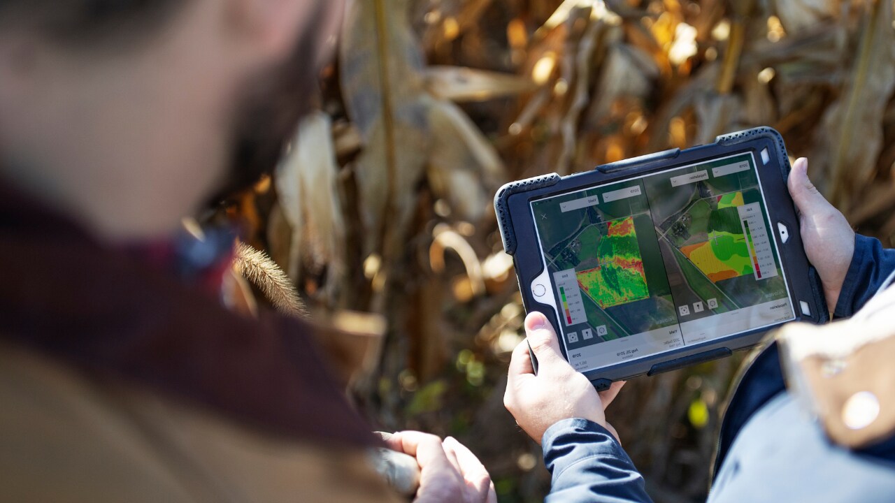 plant-experts-reviewing-data-cornfield-4.png