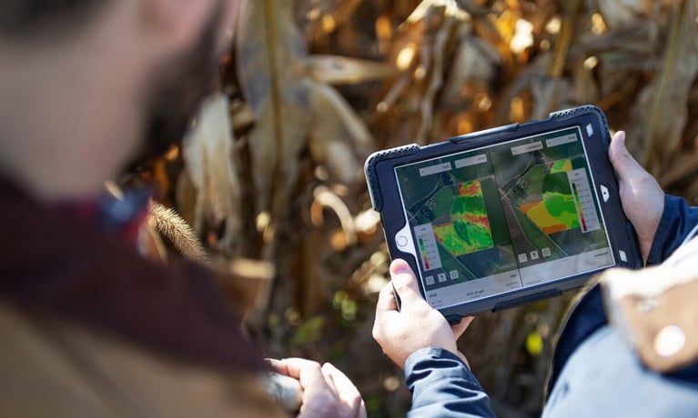 plant-experts-reviewing-data-cornfield-4.png