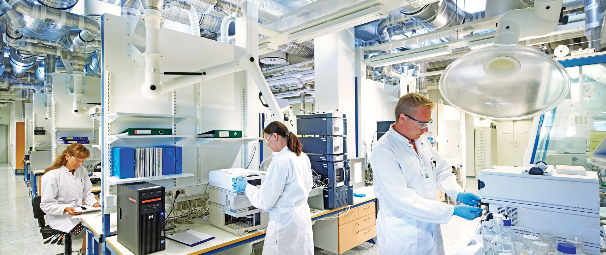 Researchers_in_an_analytical_laboratory_2_0.jpg