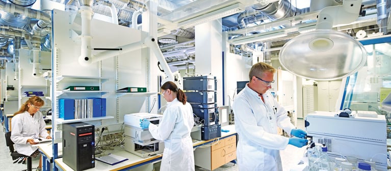 Researchers_in_an_analytical_laboratory_2_0.jpg