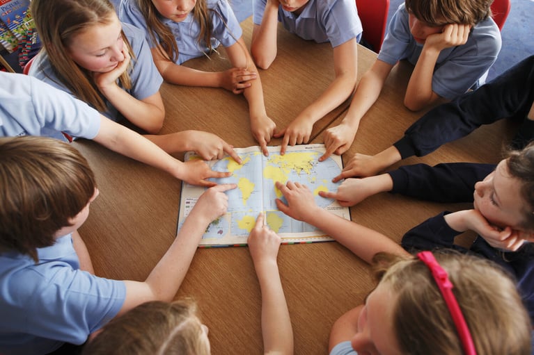 schoolchildren_at_table_1 (1)_0.jpg