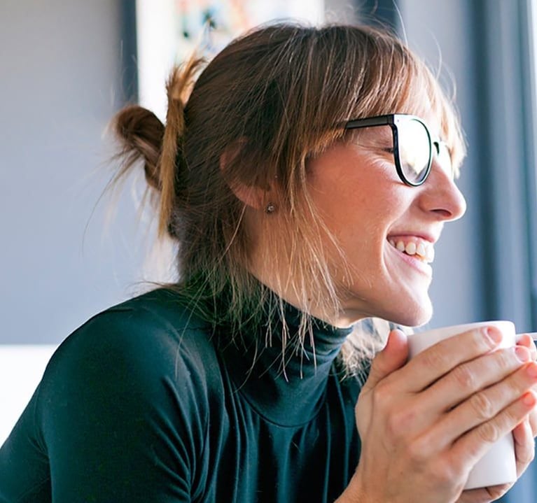 Smiling_woman_holding_coffee_cup_1280x720_0.jpg