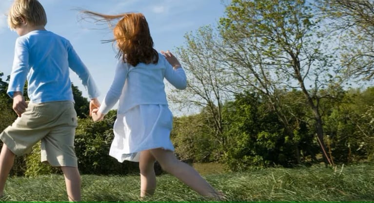 strategie-children-holding-hands-1440x590.png