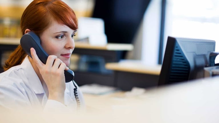 teaser-contact-woman-telephone.jpg