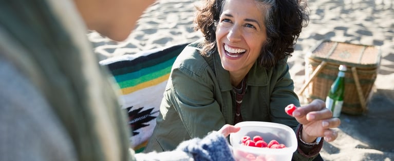 Women_at_beach_picnic_1440x590_0.jpg