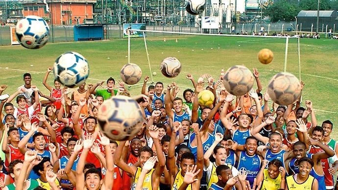 young-footballers-throw-balls-in-the-air_2.jpg